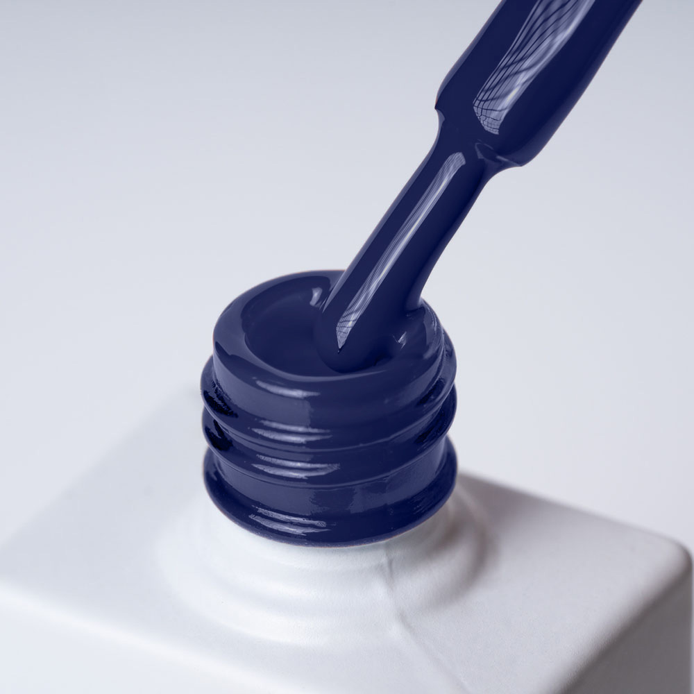 Lakier hybrydowy No. 200 - w odcieniu kobaltowym - pędzelek zanurzony w lakierze