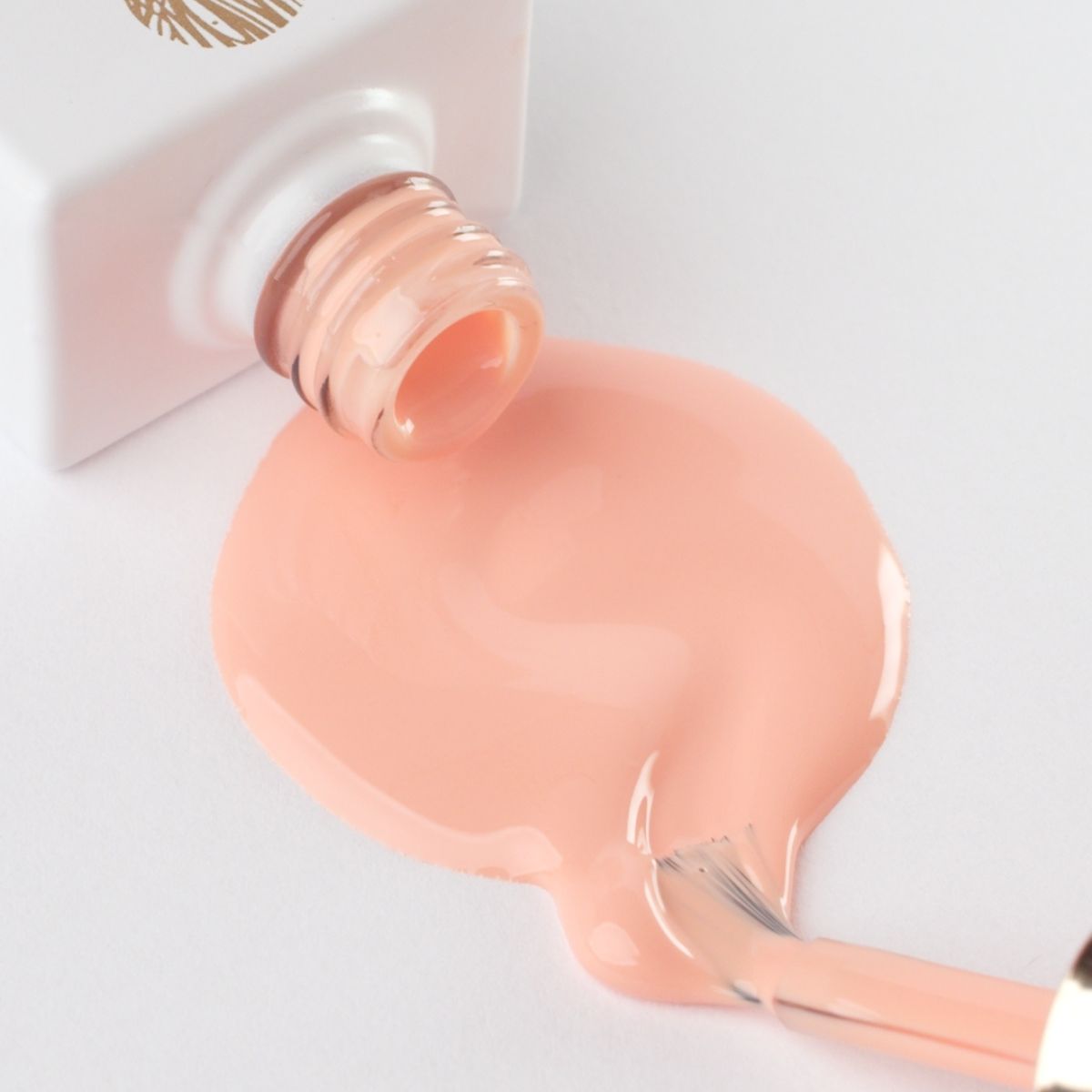 Lakier hybrydowy No. 201 - w odcieniu pomarańczowym - pędzelek zanurzony w lakierze