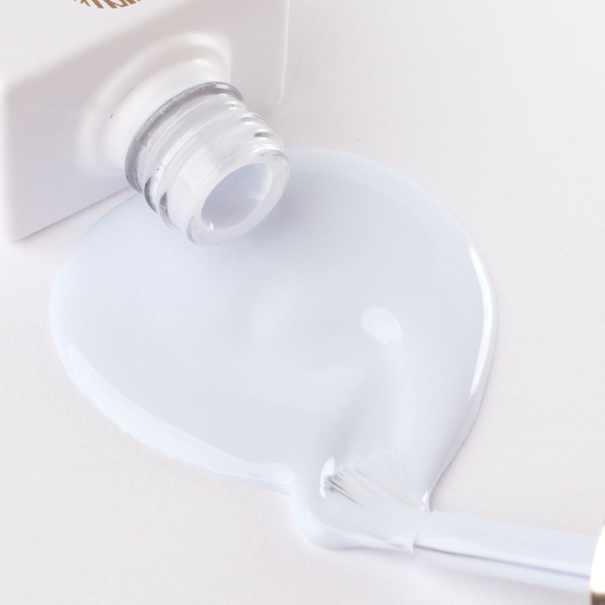 Lakier hybrydowy No. 202 - w odcieniu jasnoniebieskim - pędzelek zanurzony w lakierze