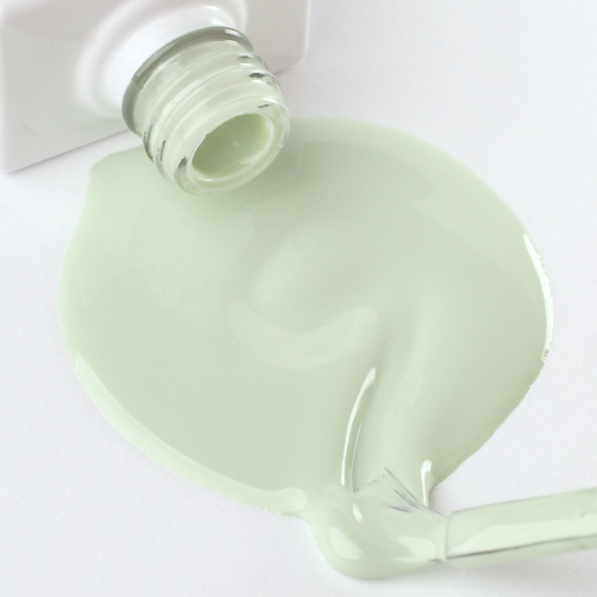 Lakier hybrydowy No. 203 - w odcieniu seledynowym - pędzelek zanurzony w lakierze