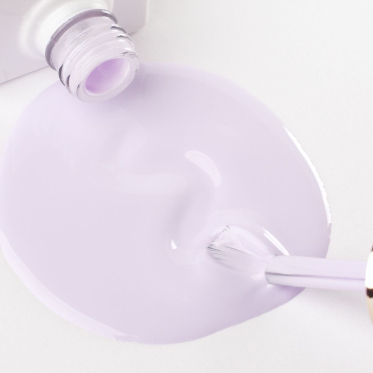 Lakier hybrydowy No. 204 - w odcieniu fiołkowym - pędzelek zanurzony w lakierze