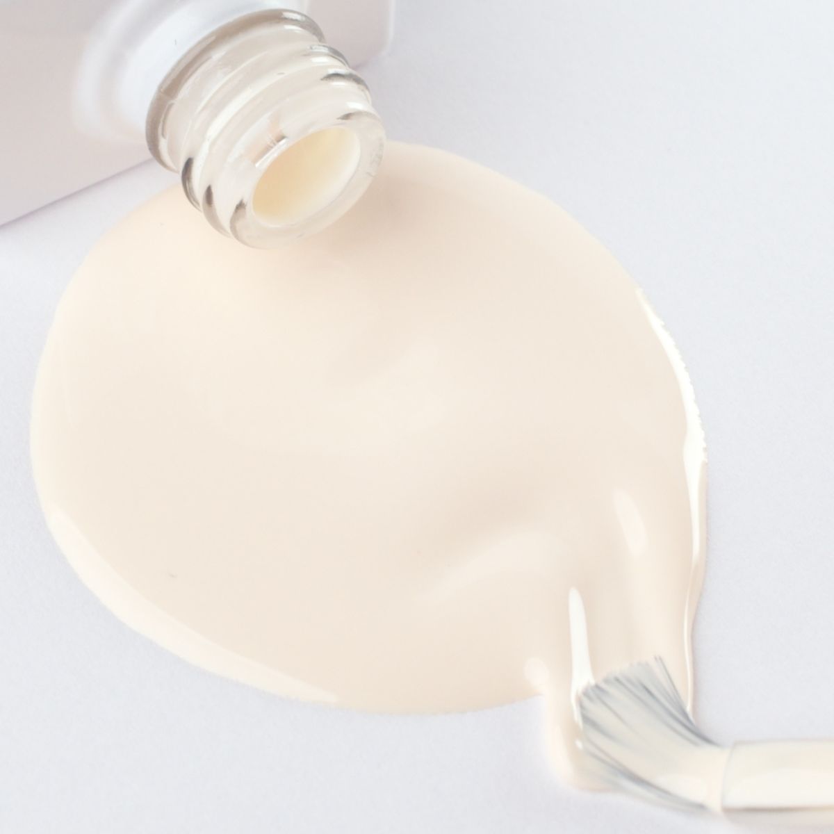 Lakier hybrydowy No. 205 - w odcieniu morelowym - pędzelek zanurzony w lakierze