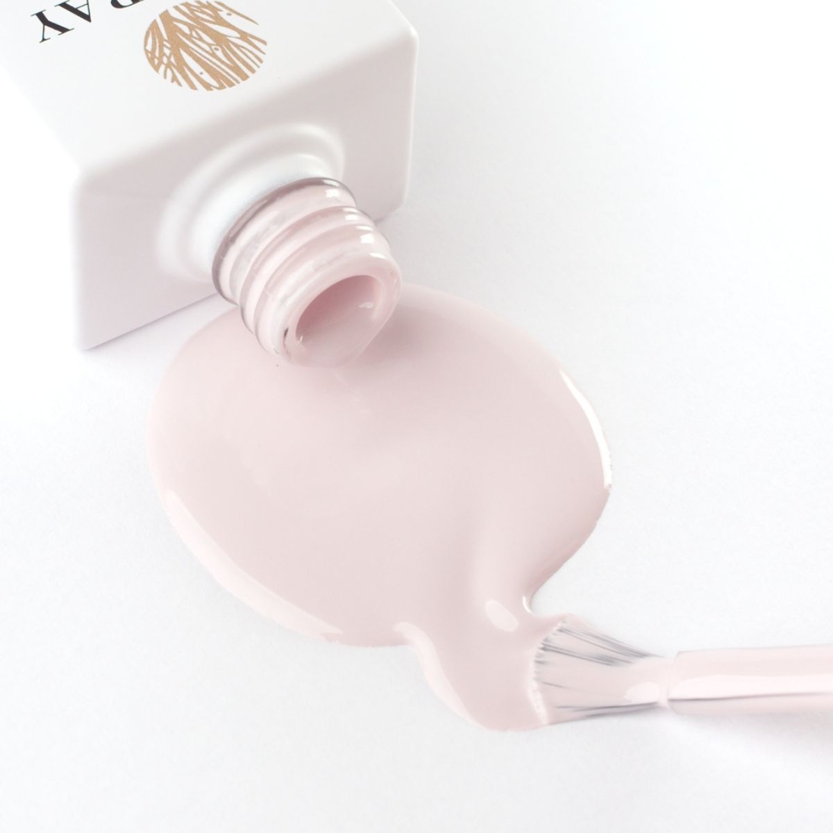 Lakier hybrydowy No. 207 - w odcieniu beżowa szarość - pędzelek zanurzony w lakierze