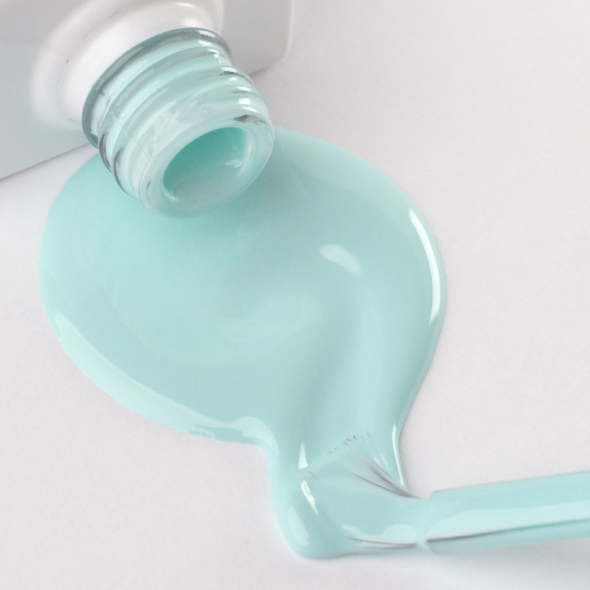 Lakier hybrydowy No. 208 - w odcieniu miętowym - pędzelek zanurzony w lakierze