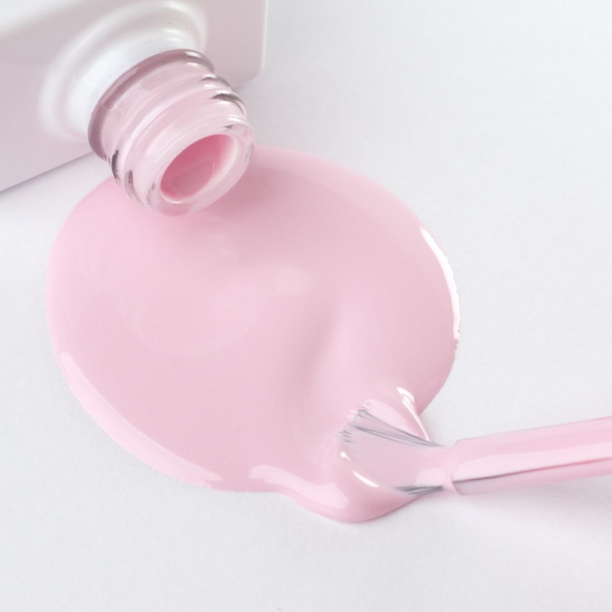 Lakier hybrydowy No. 209 - w odcieniu pudrowy róż - pędzelek zanurzony w lakierze