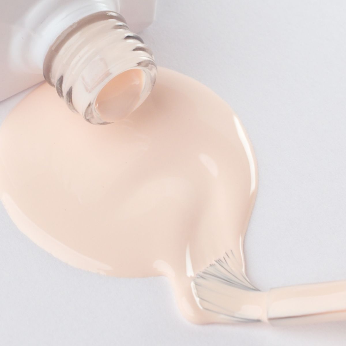 Lakier hybrydowy No. 210 - w odcieniu brzoskwiniowym jasnym - pędzelek zanurzony w lakierze