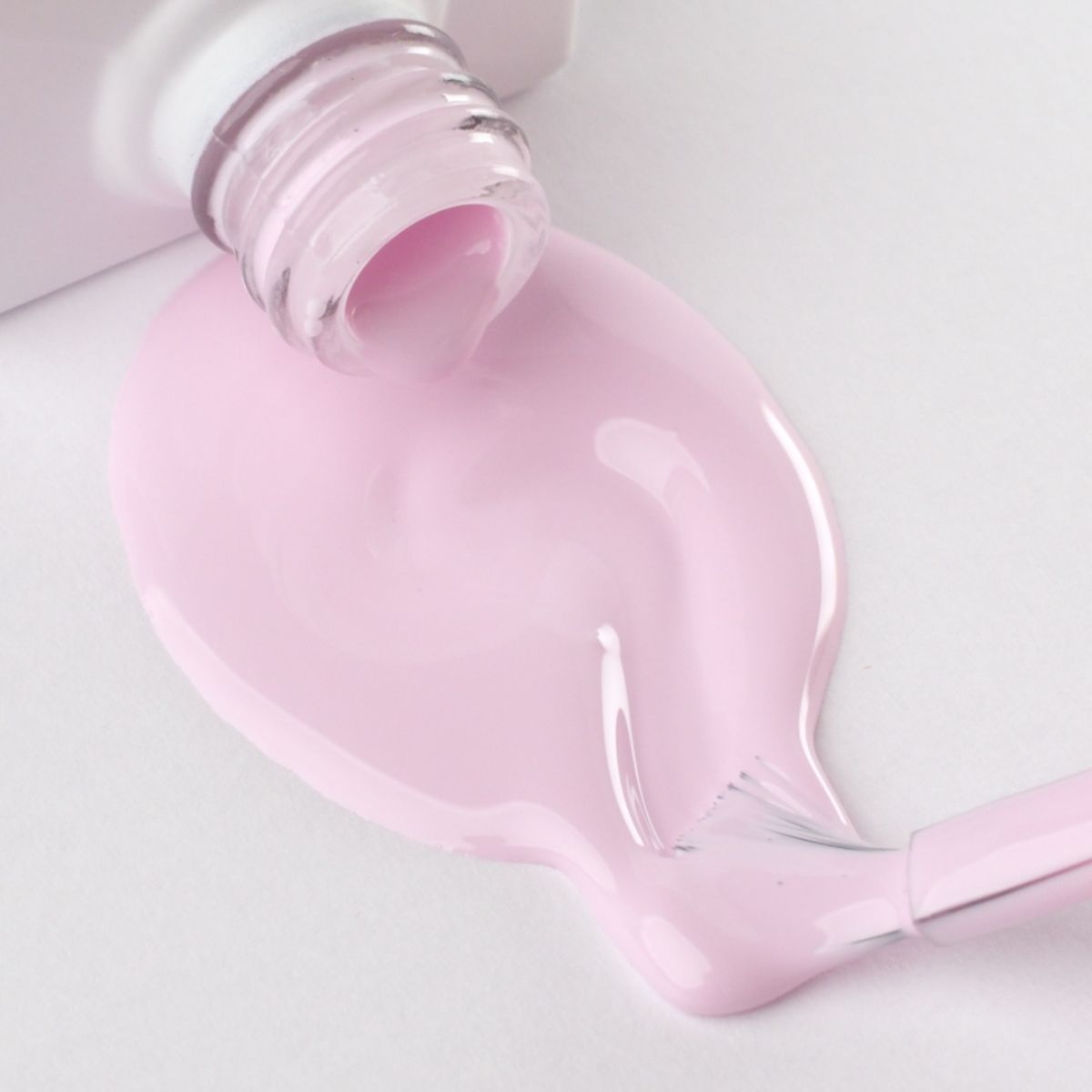 Lakier hybrydowy No. 212 - w odcieniu jasnoróżowym - pędzelek zanurzony w lakierze