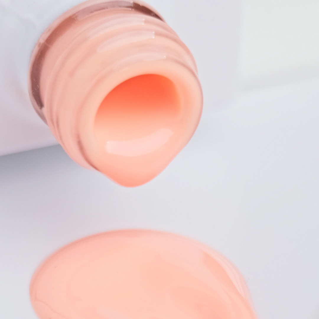 Lakier hybrydowy No. 214 - w odcieniu brzoskwiniowym - pędzelek zanurzony w lakierze