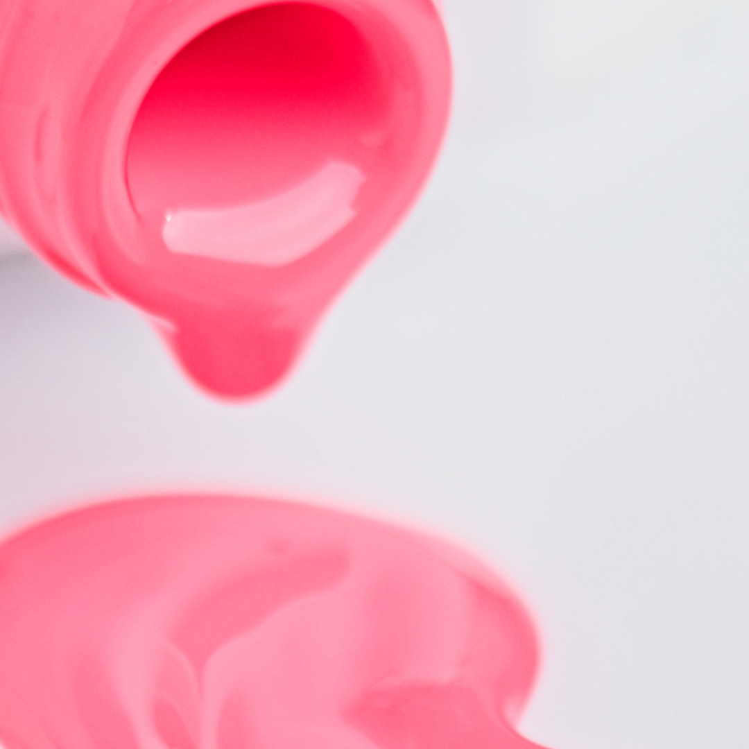 Lakier hybrydowy No. 215 - w odcieniu różowy - pędzelek zanurzony w lakierze