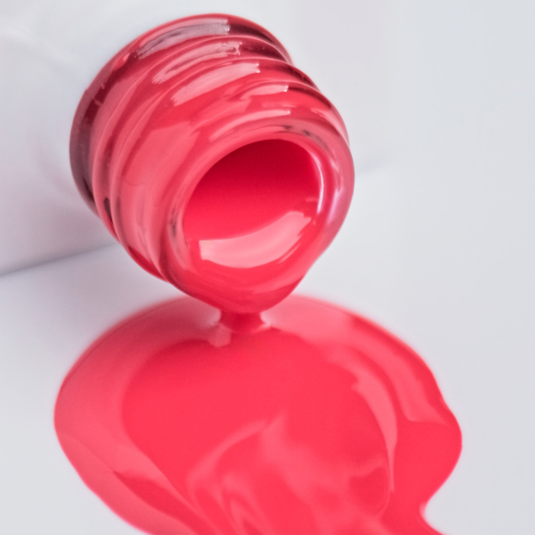 Lakier hybrydowy No. 216 - w odcieniu intensywnej czerwieni - pędzelek zanurzony w lakierze