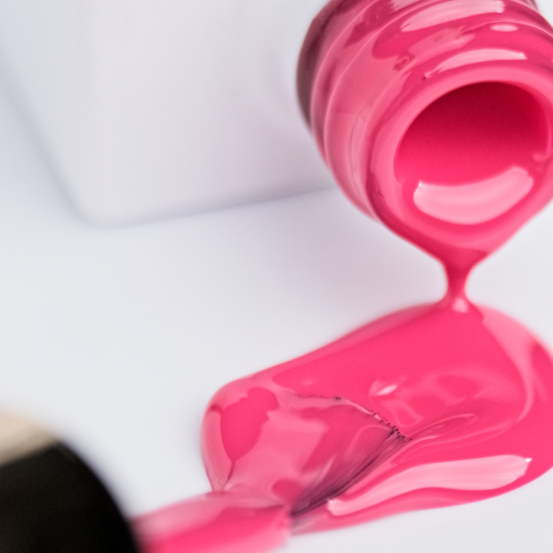 Lakier hybrydowy No. 217 - w odcieniu malinowym - pędzelek zanurzony w lakierze