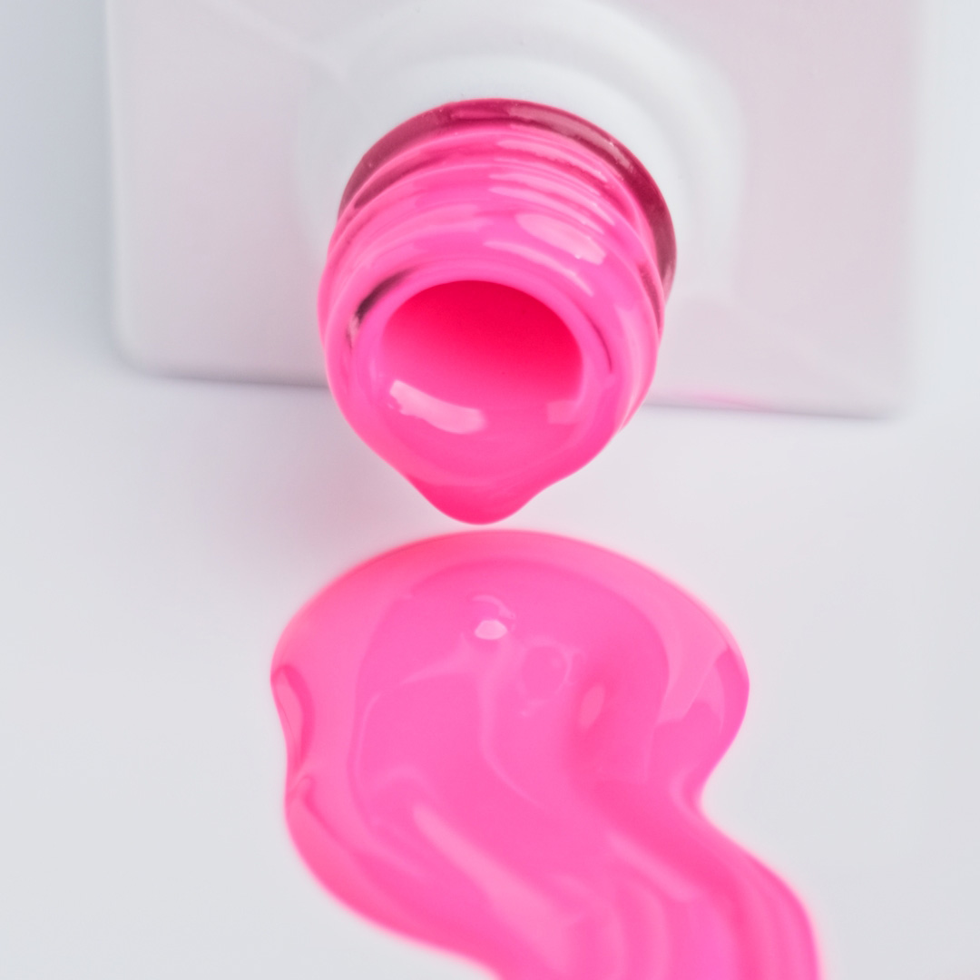 Lakier hybrydowy No. 218 - w odcieniu neonowy różowy - pędzelek zanurzony w lakierze