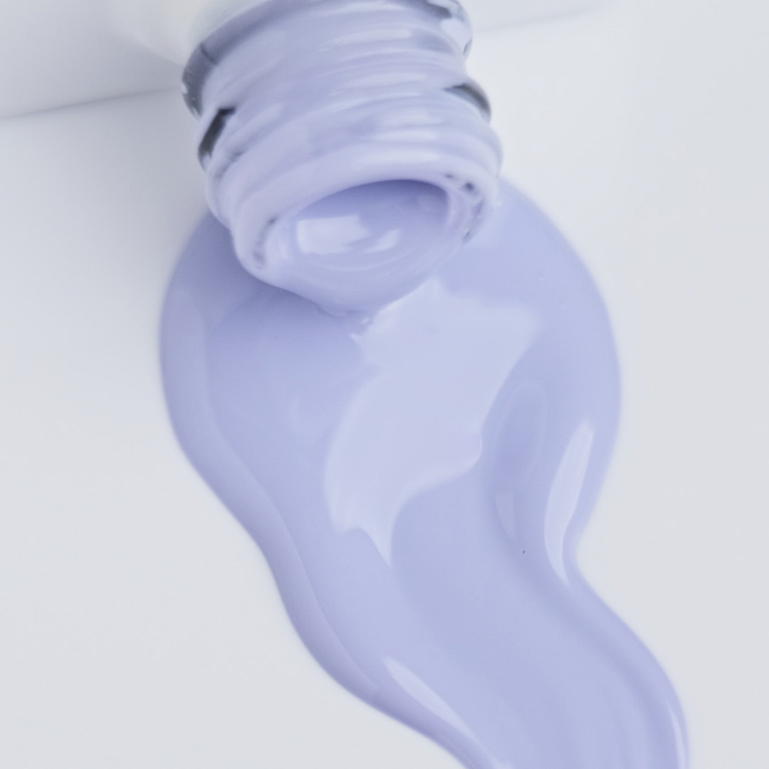 Lakier hybrydowy No. 220 - w odcieniu pastelowy fioletowy - pędzelek zanurzony w lakierze