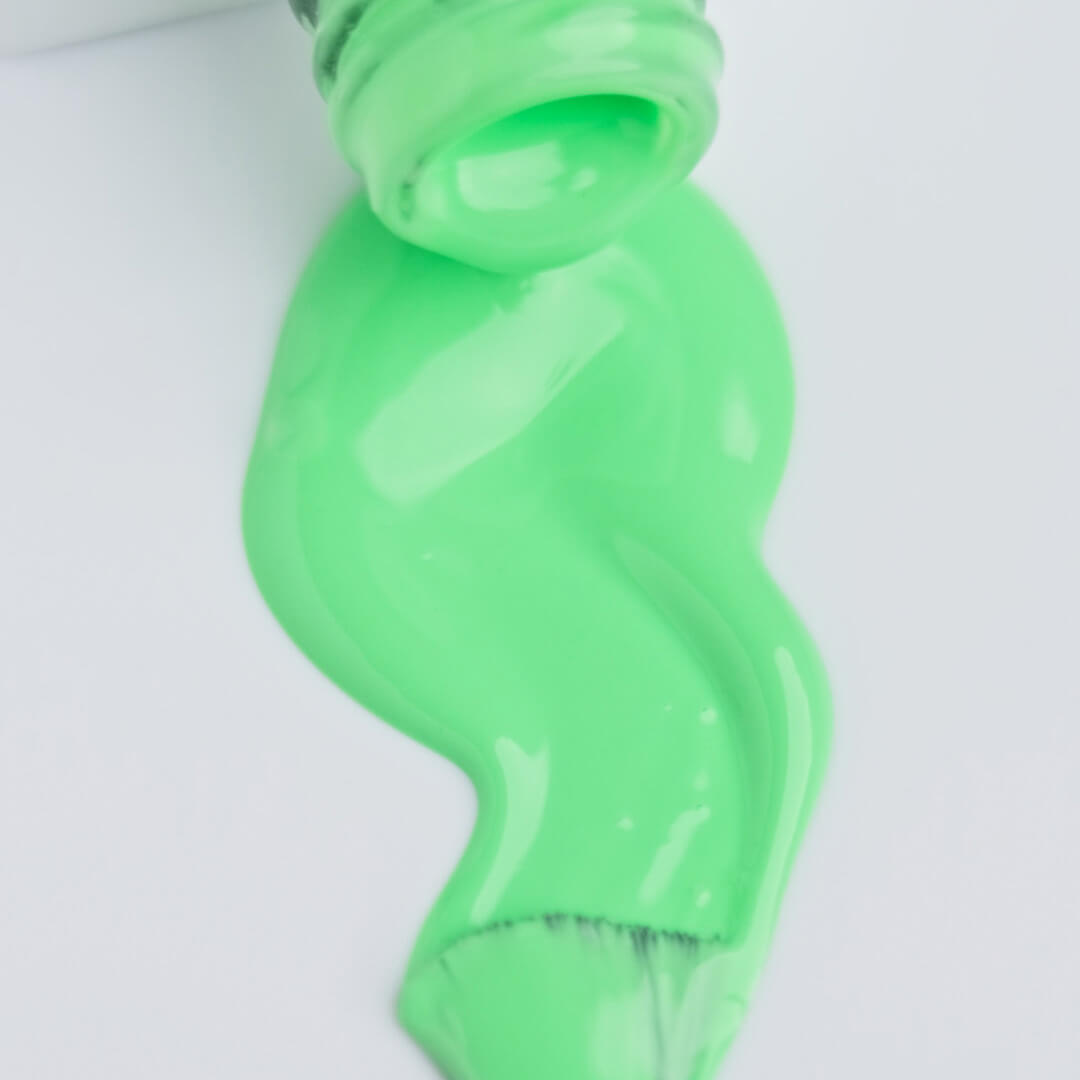 Lakier hybrydowy No. 221 - w odcieniu zielony jaskrawy - pędzelek zanurzony w lakierze