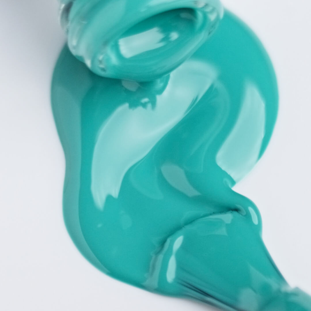 Lakier hybrydowy No. 222 - w odcieniu zielony morski - pędzelek zanurzony w lakierze