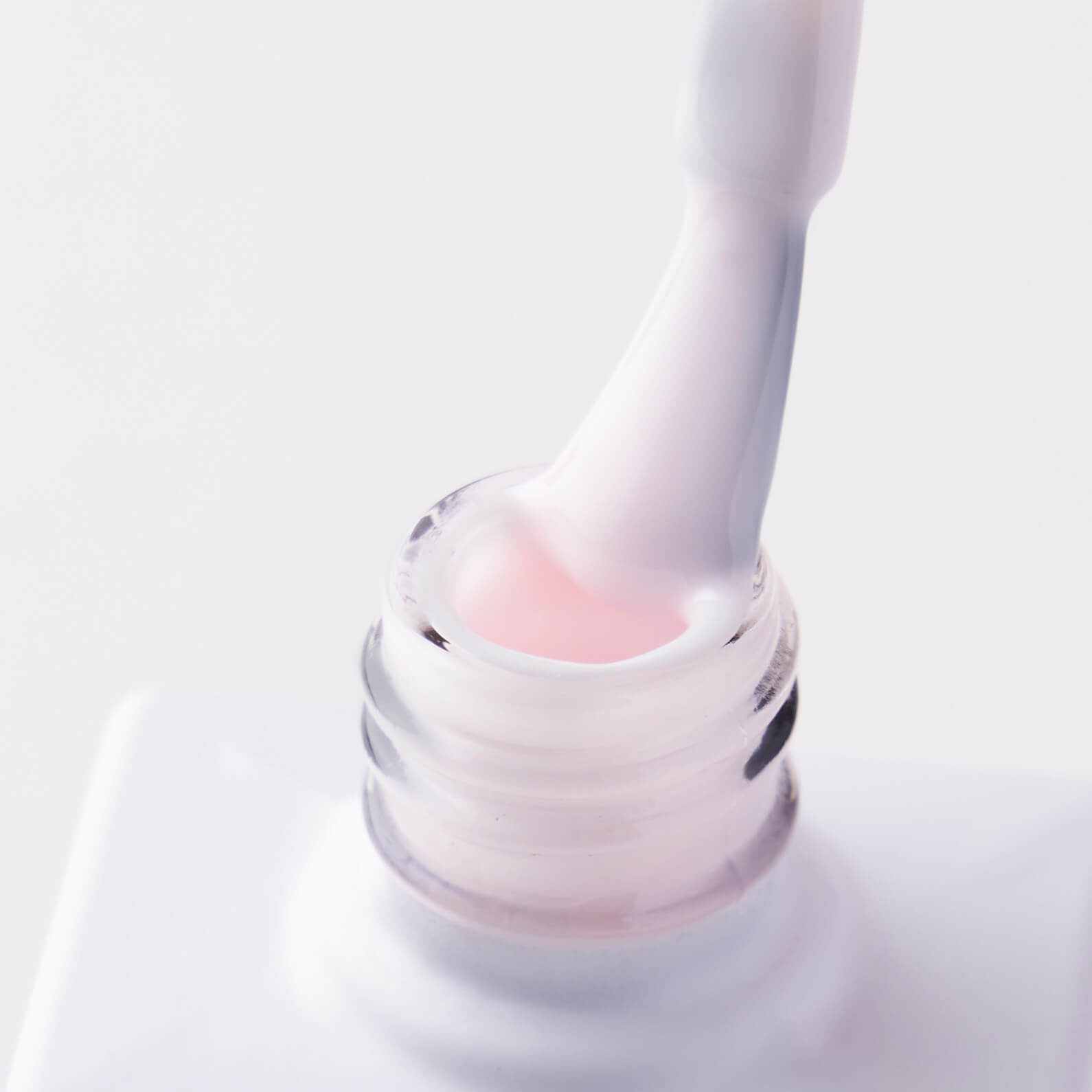 Lakier hybrydowy No. 225 - w odcieniu złamana biel - pędzelek zanurzony w lakierze