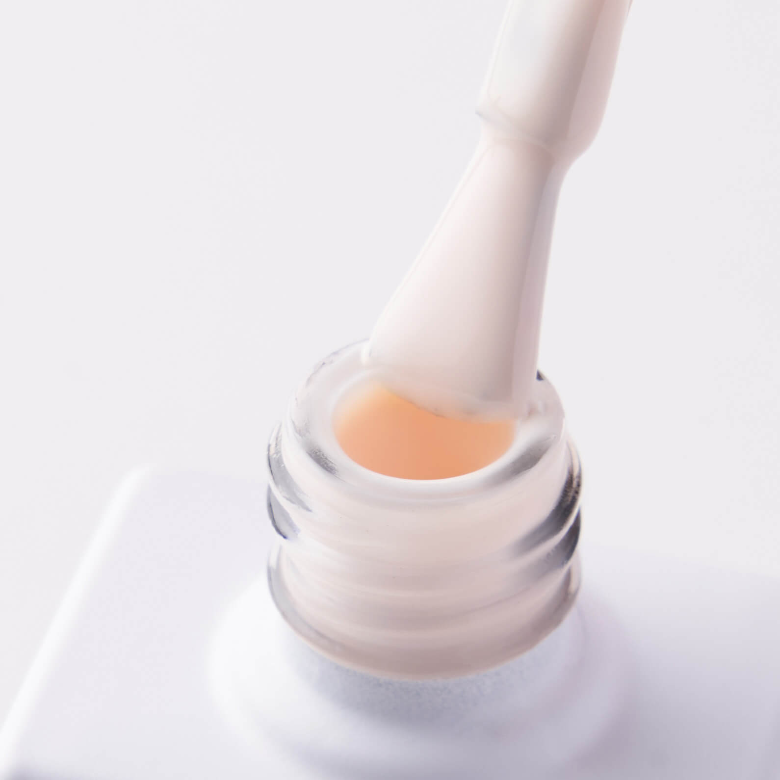 Lakier hybrydowy No. 226 - w odcieniu budyniowym - pędzelek zanurzony w lakierze