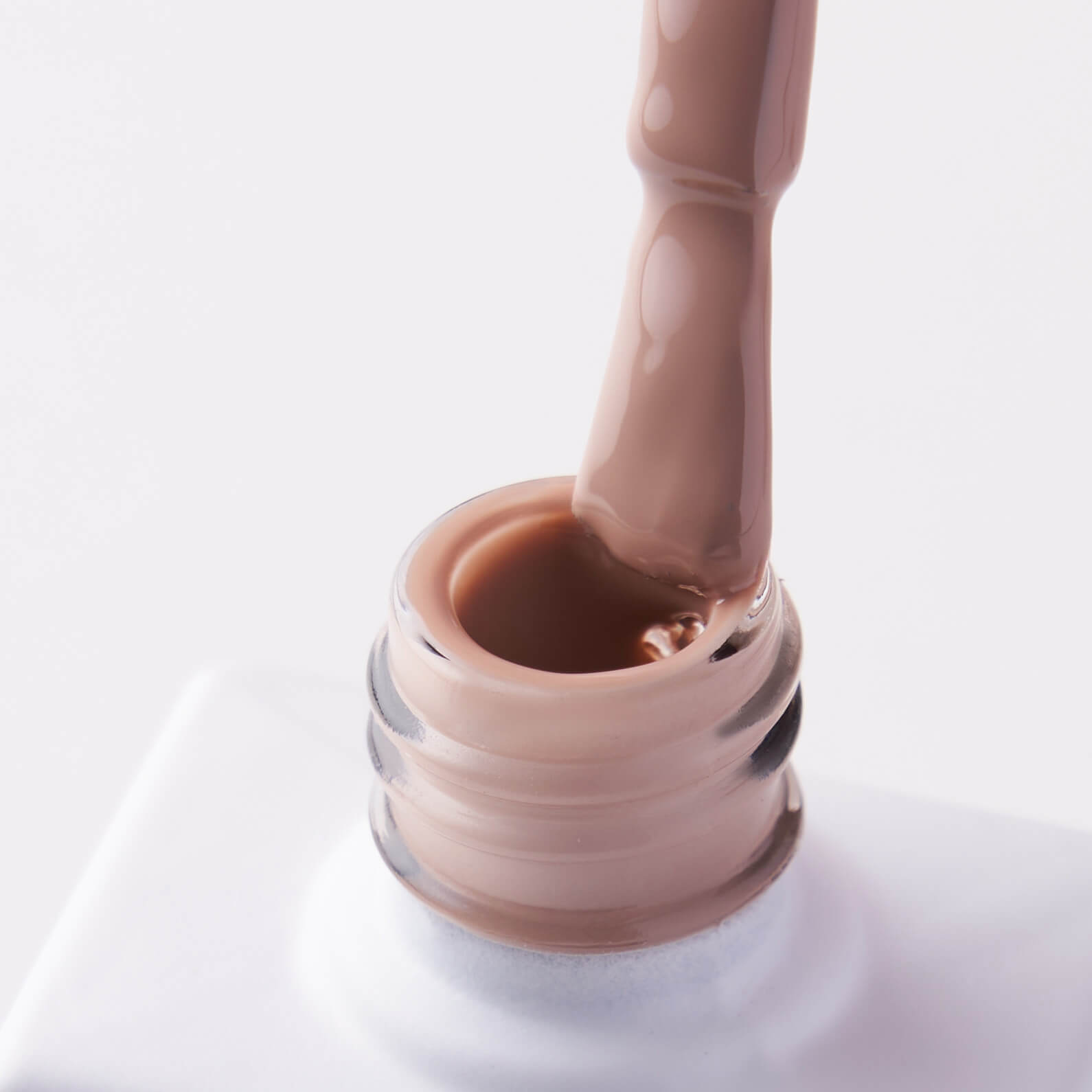 Lakier hybrydowy No. 227 - w odcieniu orzechowym - pędzelek zanurzony w lakierze