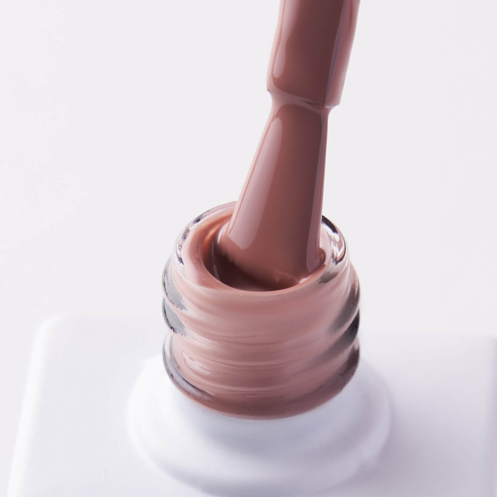 Lakier hybrydowy No. 228 - w odcieniu kawowym - pędzelek zanurzony w lakierze