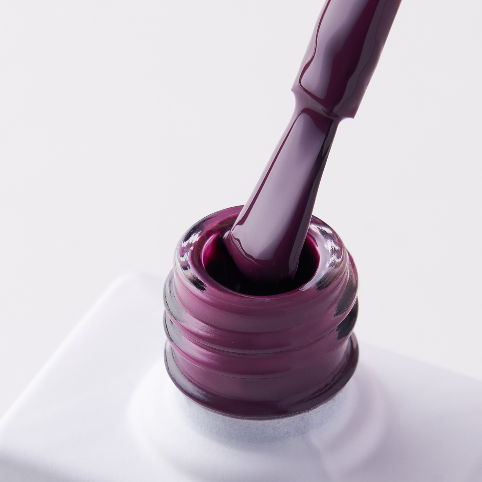 Lakier hybrydowy No. 231 - w odcieniu śliwkowym - pędzelek zanurzony w lakierze