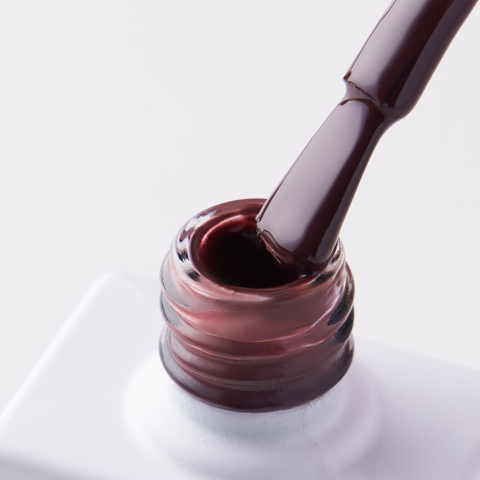 Lakier hybrydowy No. 232 - w odcieniu czekoladowym - pędzelek zanurzony w lakierze