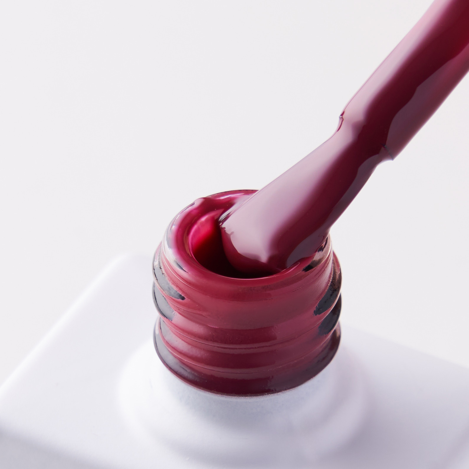 Lakier hybrydowy No. 233 - w odcieniu burgundowym - pędzelek zanurzony w lakierze
