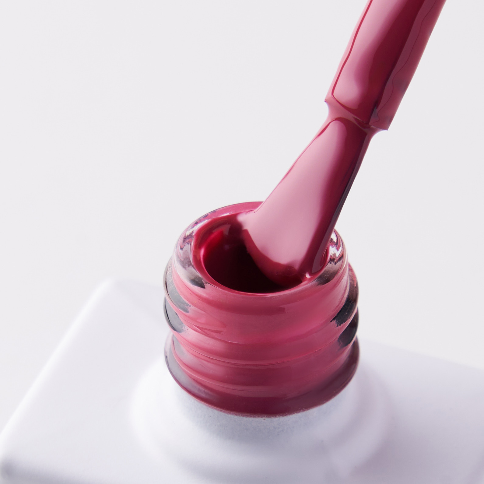 Lakier hybrydowy No. 234 - w odcieniu malinowym - pędzelek zanurzony w lakierze