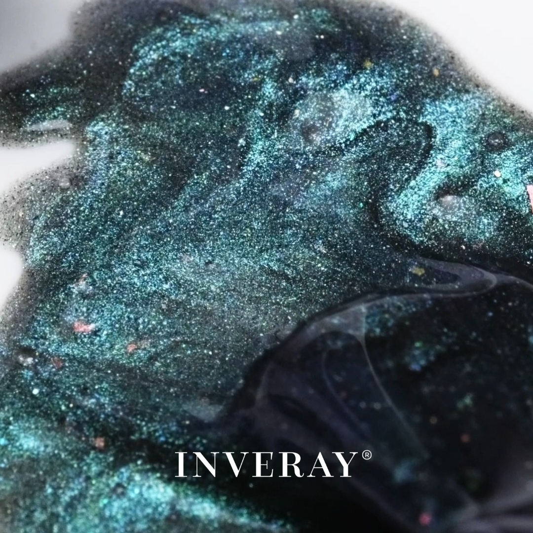 Lakier hybrydowy No. No. 267 – w odcieniu niebiesko-zielonym – pędzelek zanurzony w lakierze