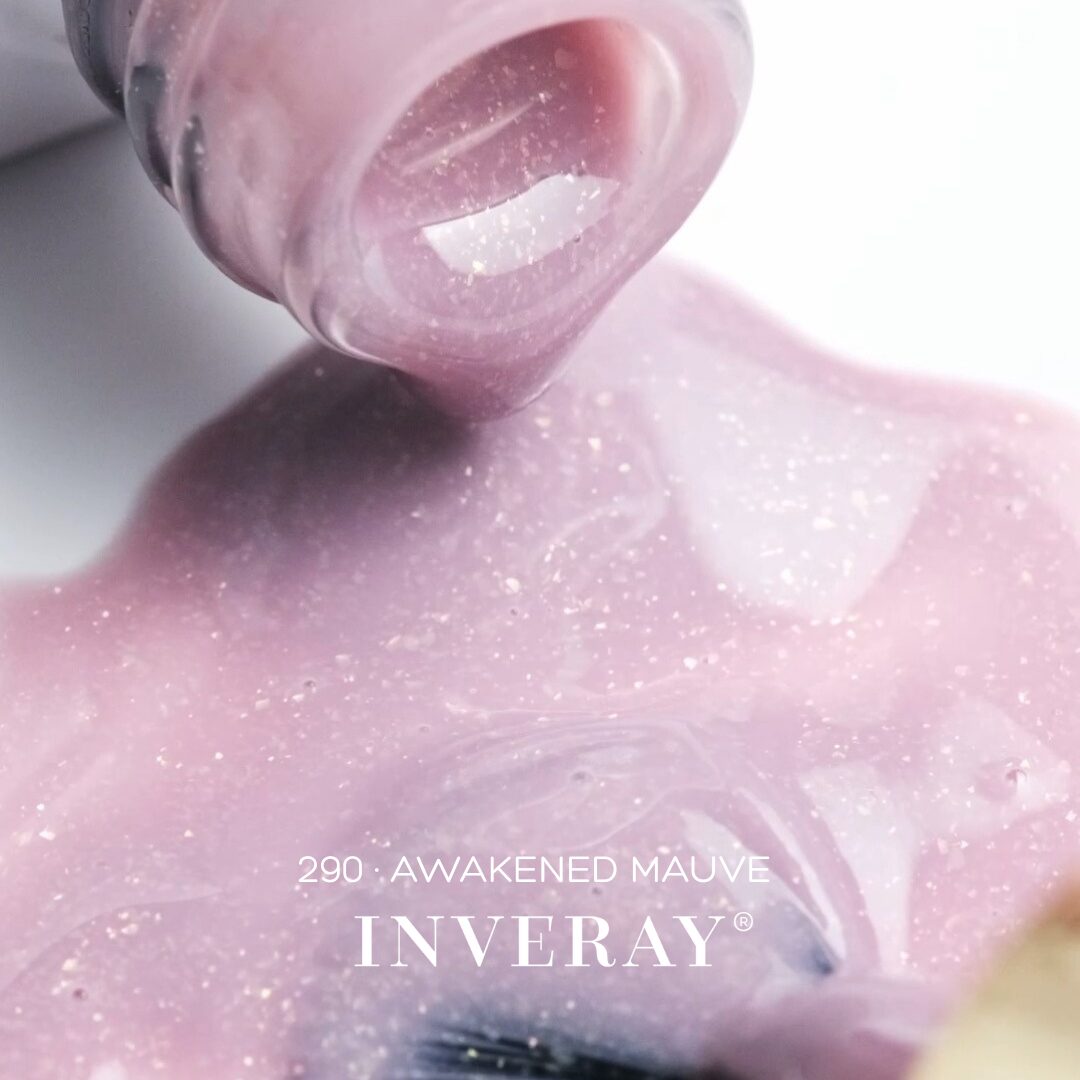 lakier-hybrydowy-no-290-bezowo-fioletowy-z-brokatem-lakier-na-pedzelku Lakier hybrydowy No. 290 – w odcieniu beżowo-fioletowym z brokatem – pędzelek zanurzony w lakierze