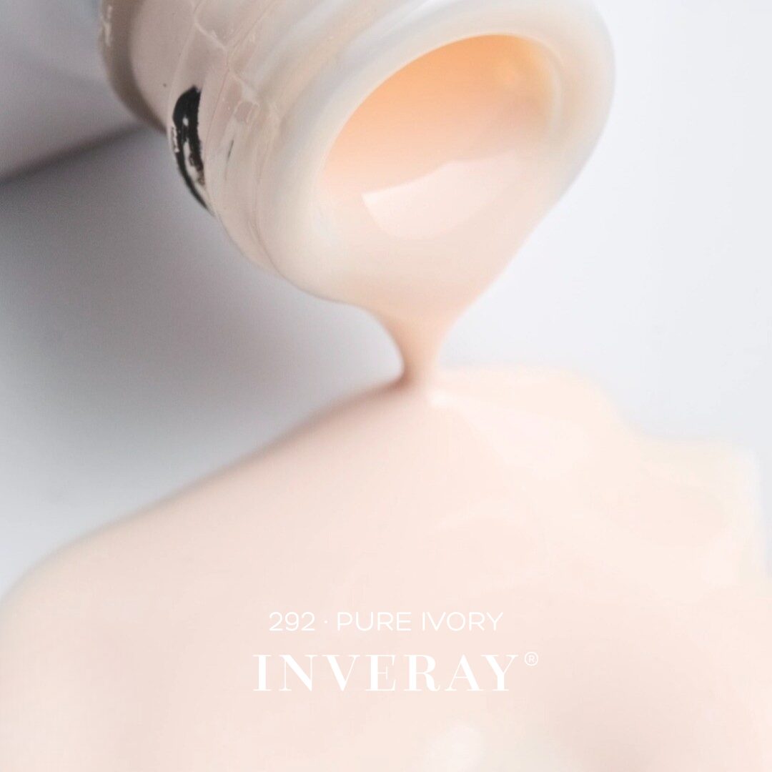 lakier-hybrydowy-no-292-kosc-sloniowa-lakier-na-pedzelku Lakier hybrydowy No. 292 – w odcieniu kości słoniowej – pędzelek zanurzony w lakierze