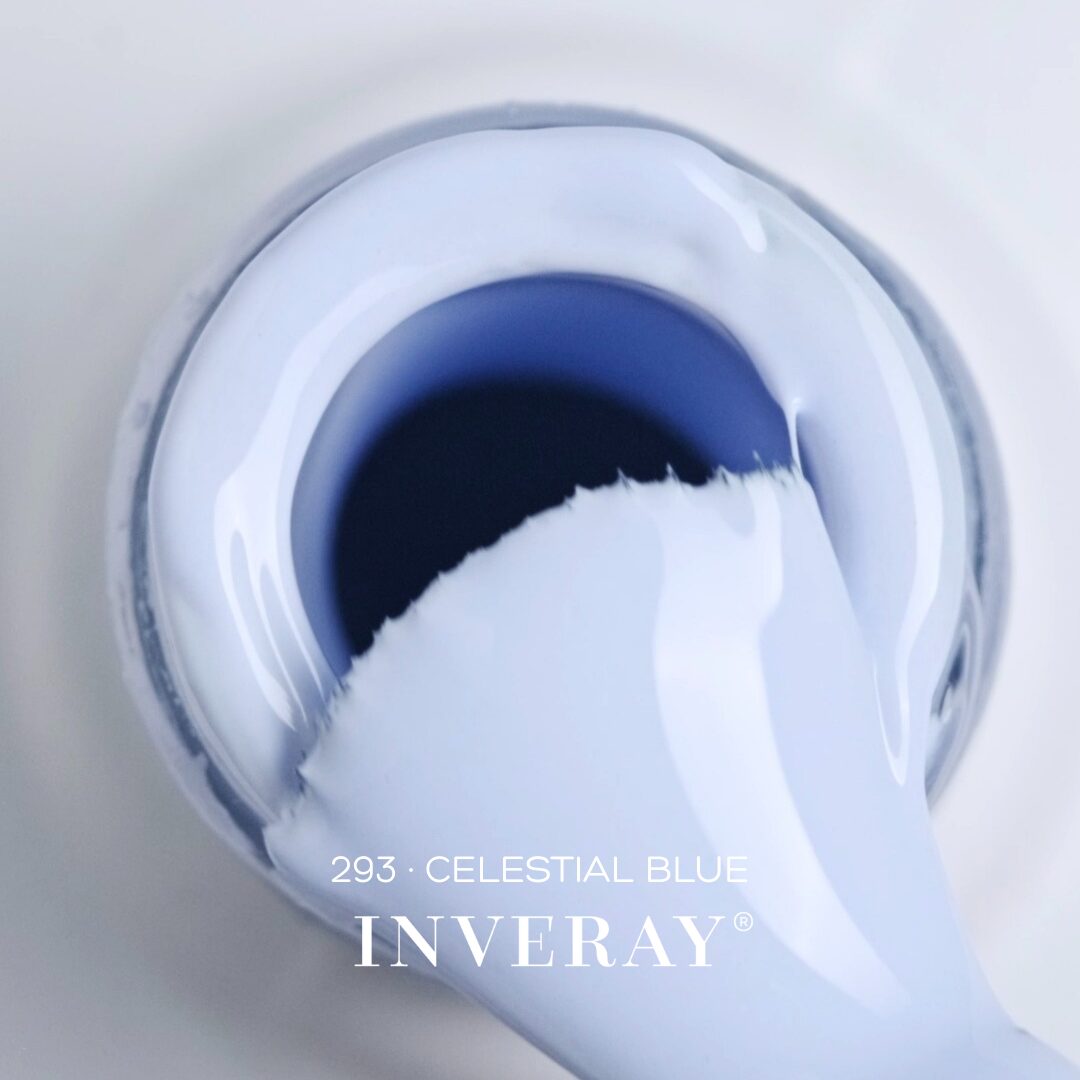 lakier-hybrydowy-no-293-chlodny-blekit-lakier-na-pedzelku Lakier hybrydowy No. 293 – w odcieniu chłodnego błękitu – pędzelek zanurzony w lakierze