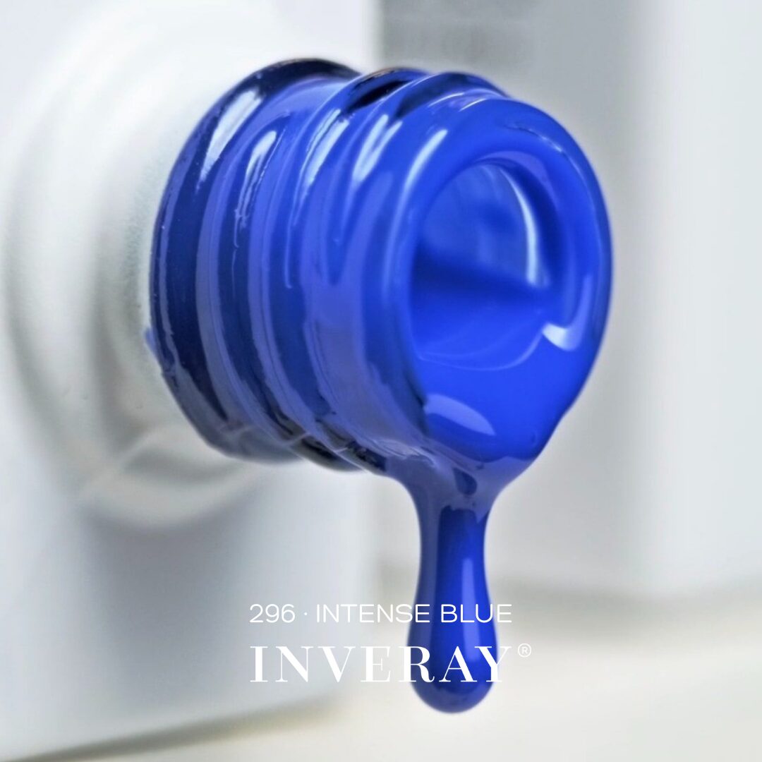 lakier-hybrydowy-no-296-gleboki-kobaltowy-lakier-na-pedzelku Lakier hybrydowy No. 296 – w odcieniu głębokiego kobaltowego – pędzelek zanurzony w lakierze