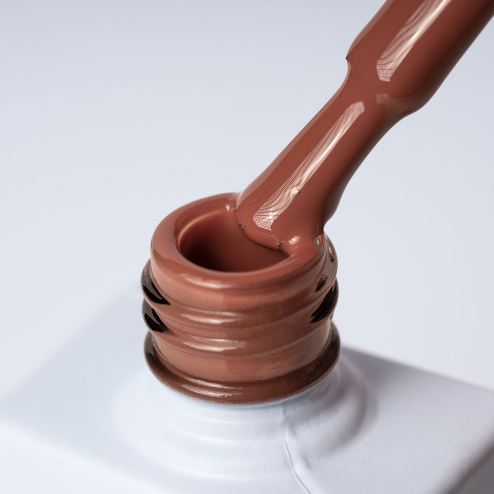 Lakier hybrydowy No. 092 - w odcieniu ciepły brąz - pędzelek zanurzony w lakierze