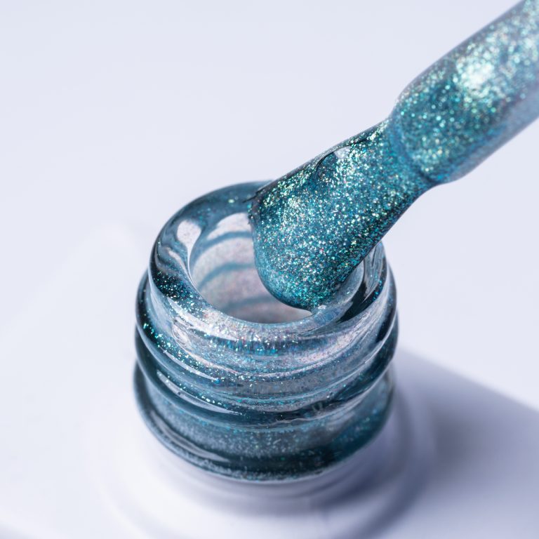 Pędzelek z lakierem UV/LED FRØSTH No 006 Emerald Harmony - zielony brokatowy odcień - pędzelek zanurzony w lakierze