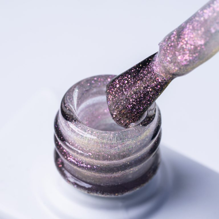 Lakier UV/LED FRØSTH nr 005 Frosty na pędzelku na pędzelku Pędzelek z lakierem UV/LED FRØSTH No 005 Frosty Rose - różowy odcień z brokatowym shimmerem - pędzelek zanurzony w lakierze