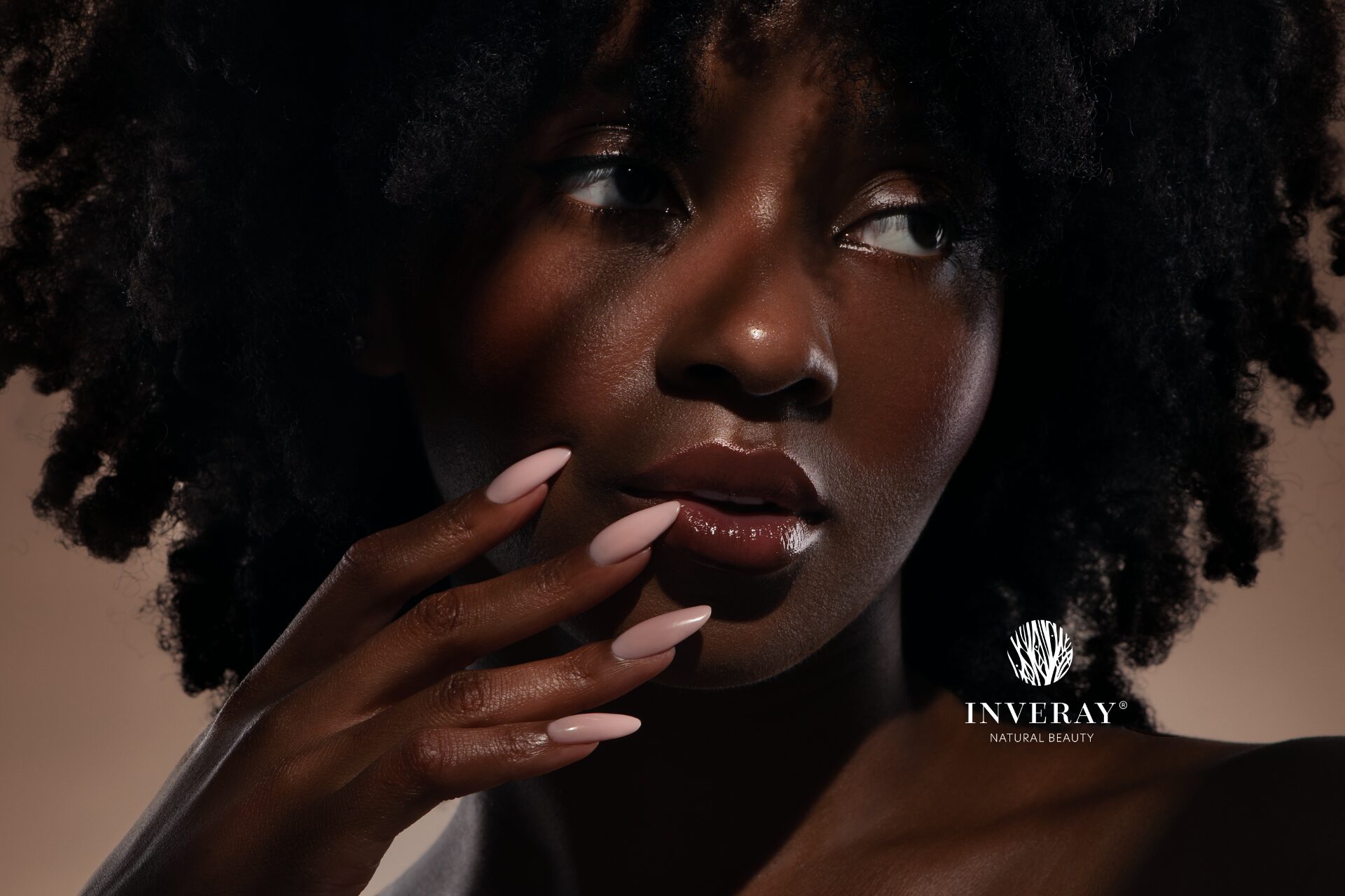 alt zdjęcia: nude i mleczny manicure hybrydowy – naturalne stylizacje paznokci na co dzień 